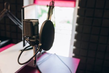 Stüdyo radyo istasyonunda profesyonel mikrofon