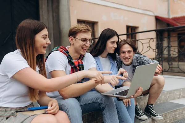 Щасливі Молоді Студенти Спілкуються Кампусі — стокове фото