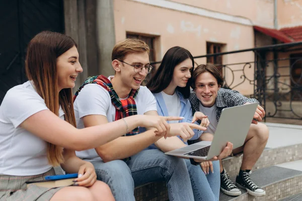 Heureux Les Jeunes Étudiants Bavardent Sur Campus — Photo