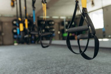 Spor aksesuarları fitness ve sağlıklı spor malzemeleri: eğitim kayışları döngü ekipmanı. Döngü fonksiyonel eğitim ekipmanlarını kapat