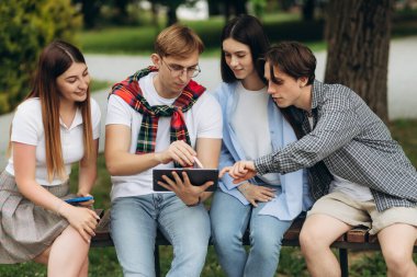 Üniversite öğrencileri Park'ta Tablet PC'yi kullanma