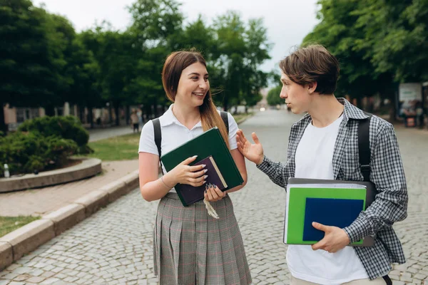 Amis Collège Marchant Sur Campus Parlant Faisant Une Pause Après — Photo