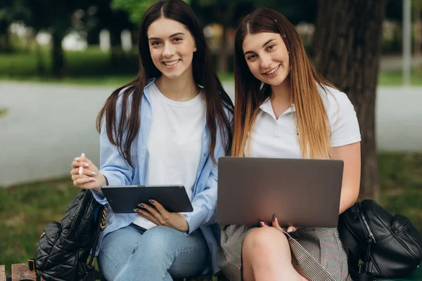 Portrait Smiling Student Girlfriends Using Laptop Tablet Study Park — Stockfoto