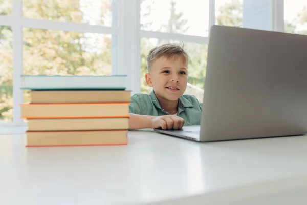 Дистанційне Навчання Онлайн Освіти Хлопчик Вчиться Вдома Ноутбуком Робить Шкільне — стокове фото