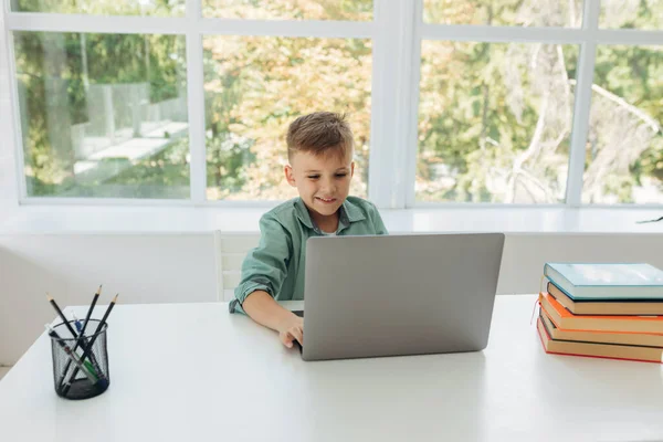 Дистанційне Навчання Онлайн Освіти Хлопчик Вчиться Вдома Ноутбуком Робить Шкільне — стокове фото