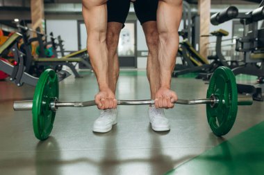 Spor salonunda deadlift egzersizi yapan adamın yakın çekim