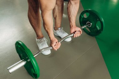 Spor salonunda deadlift egzersizi yapan adamın yakın çekim