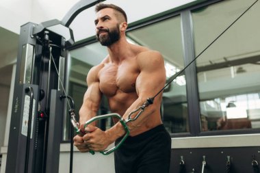 Simülatör egzersizleri yapıyor adam