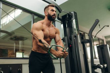 Simülatör egzersizleri yapıyor adam