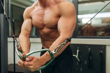 Simülatör egzersizleri yapıyor adam