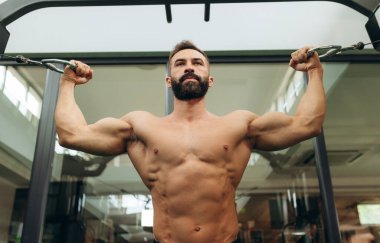 Simülatör egzersizleri yapıyor adam