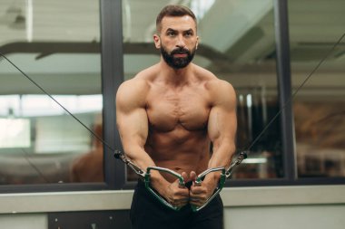 Simülatör egzersizleri yapıyor adam