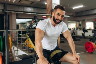 Spor salonunda çalışma dışarı bir mola adam uygun