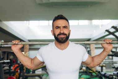 barbell ile ağız kavgası yaparken vücut Oluşturucuyu