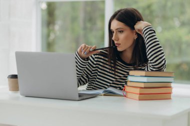 evde eğitim güzel bir kızın portresi