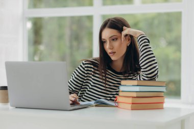 evde eğitim güzel bir kızın portresi