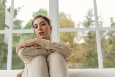 Depresif kadın evde koltukta oturan önemli şeyler düşünüyordum