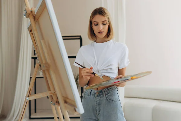 Artist Paints Studio Attractive Girl Wearing White Shirt — Photo