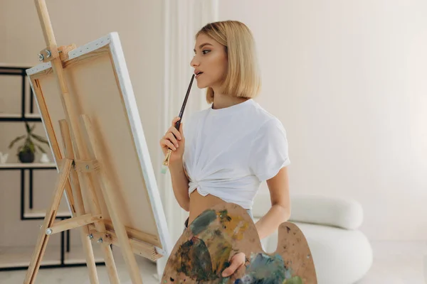 Artist Paints Studio Attractive Girl Wearing White Shirt — Stock Photo, Image