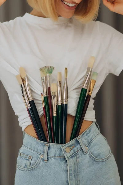 Woman Artist Hand Choosing Picking Oil Paintbrushes — Zdjęcie stockowe