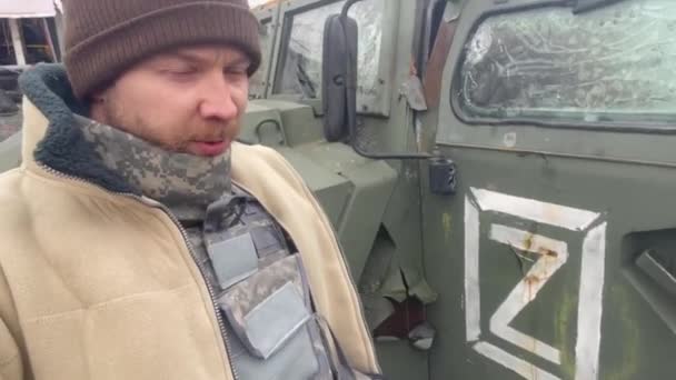Mars 2022 Homme Debout Près Voiture Militaire Russe Avec Lettre — Vidéo gratuite
