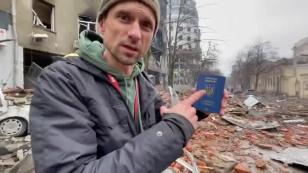 Março 2022 Homem Sobre Prédios Danificados Fundo Com Passaporte Kharkiv — Vídeo de Stock Grátis