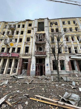 3 Mart 2022: Ukrayna 'nın Kharkiv kentindeki binalar yıkıldı.