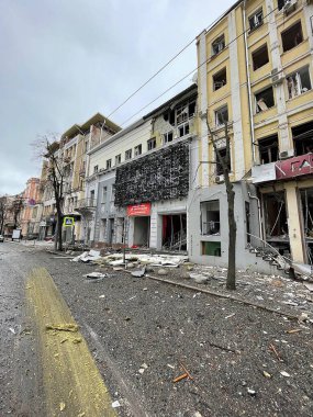 3 Mart 2022: Ukrayna 'nın Kharkiv kentindeki binalar yıkıldı.