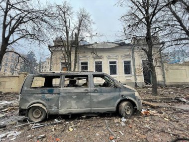 3 Mart 2022: Ukrayna 'nın Kharkiv kentindeki hasarlı araba ve binalar. Ukrayna 'da Savaş