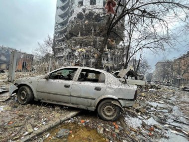 3 Mart 2022: Ukrayna 'nın Kharkiv kentindeki binalar yıkıldı.