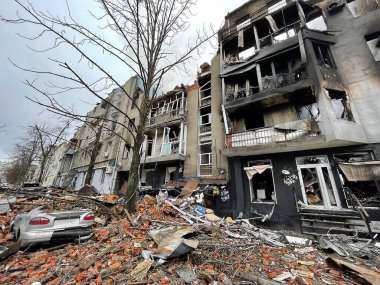 3 Mart 2022: Ukrayna 'nın Kharkiv kentindeki binalar yıkıldı.