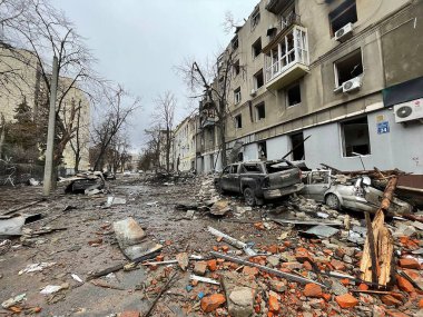 3 Mart 2022: Ukrayna 'nın Kharkiv kentindeki binalar yıkıldı.