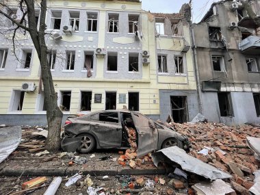 3 Mart 2022: Ukrayna 'nın Kharkiv kentindeki binalar yıkıldı.