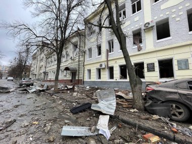 3 Mart 2022: Ukrayna 'nın Kharkiv kentindeki binalar yıkıldı.