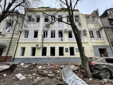 3 Mart 2022: Ukrayna 'nın Kharkiv kentindeki binalar yıkıldı.