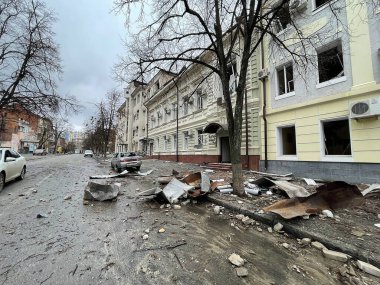 3 Mart 2022: Ukrayna 'nın Kharkiv kentindeki binalar yıkıldı.