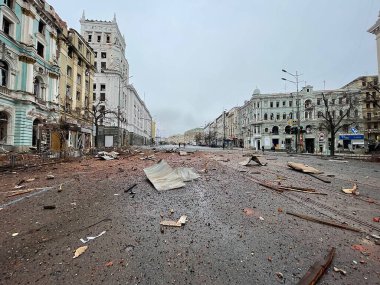 3 Mart 2022: Ukrayna 'nın Kharkiv kentindeki binalar yıkıldı.