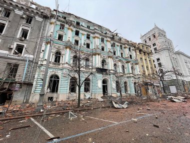 3 Mart 2022: Ukrayna 'nın Kharkiv kentindeki binalar yıkıldı.