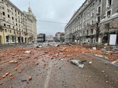 3 Mart 2022: Ukrayna 'nın Kharkiv kentindeki binalar yıkıldı.