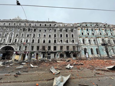 3 Mart 2022: Ukrayna 'nın Kharkiv kentindeki binalar yıkıldı.