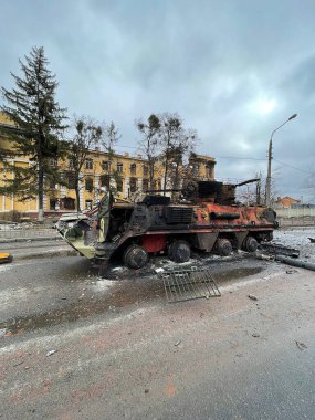 3 Mart 2022: Ukrayna, Kharkiv sokaklarında imha edilen tank.