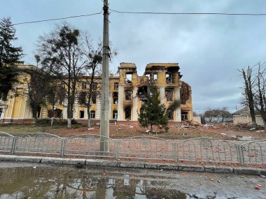 3 Mart 2022: Ukrayna 'nın Kharkiv kentindeki binalar yıkıldı.