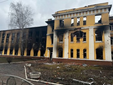 3 Mart 2022: Ukrayna 'nın Kharkiv kentindeki binalar yıkıldı.