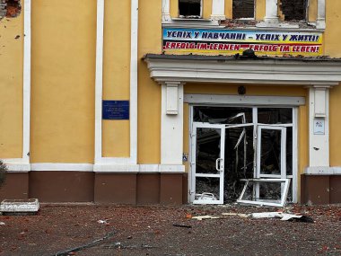 3 Mart 2022: Ukrayna 'nın Kharkiv kentindeki binalar yıkıldı.