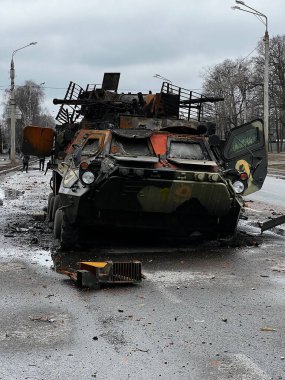 3 Mart 2022: Ukrayna, Kharkiv sokaklarında imha edilen tank.
