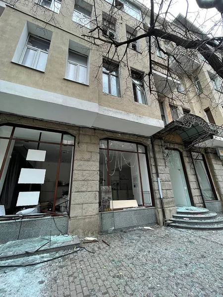 2022年3月3日 ウクライナ ハルキウの路上の建物を破壊  — 無料ストックフォト