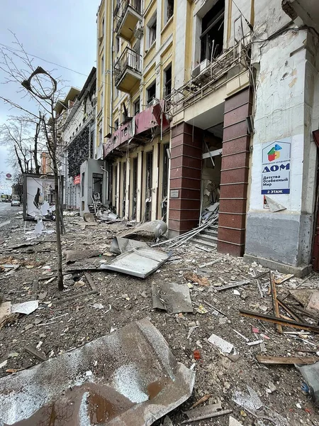 Maret 2022 Bangunan Hancur Jalanan Kharkiv Ukraina — Foto Stok Gratis