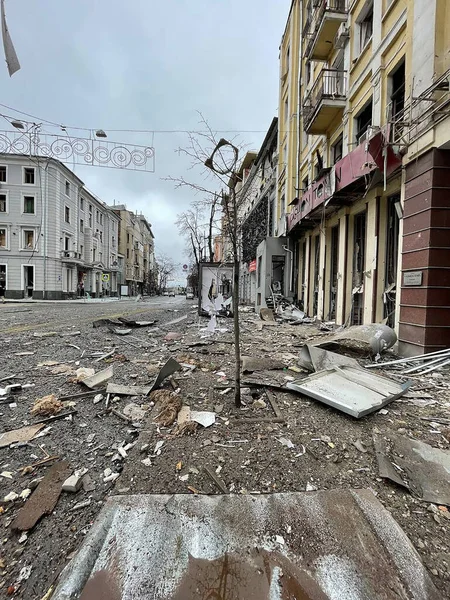 2022年3月3日 ウクライナ ハルキウの路上の建物を破壊  — 無料ストックフォト