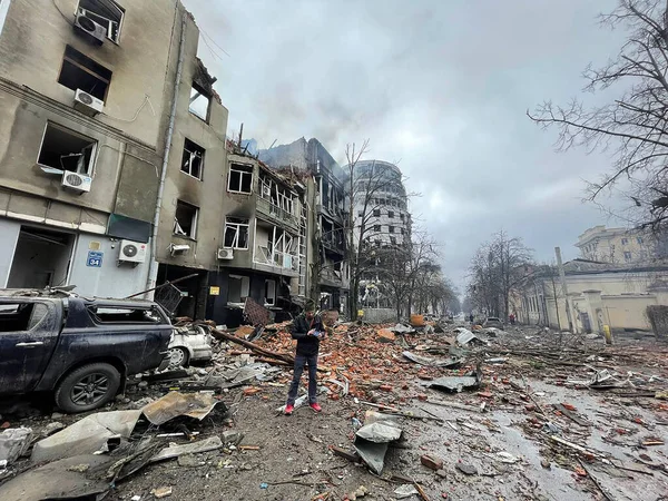 Března 2022 Muž Stojící Ulici Charkově Ukrajině Válka Ukrajině — Stock fotografie zdarma