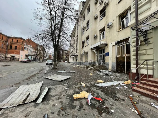 Março 2022 Edifícios Destruídos Nas Ruas Kharkiv Ucrânia — Fotografia de Stock Grátis